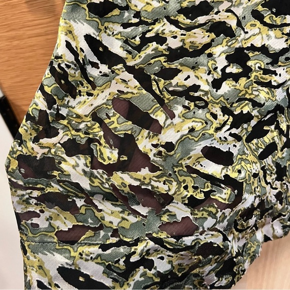 TAHARI Women's Top | Olive Green | Abstract Print Short Sleeve | NWT Size SM - Picture 4 of 15